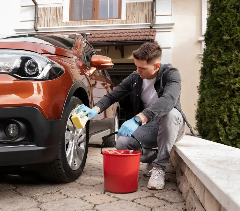 Lavage auto à domicile Houeydets : professionnel intervenant sur un véhicule